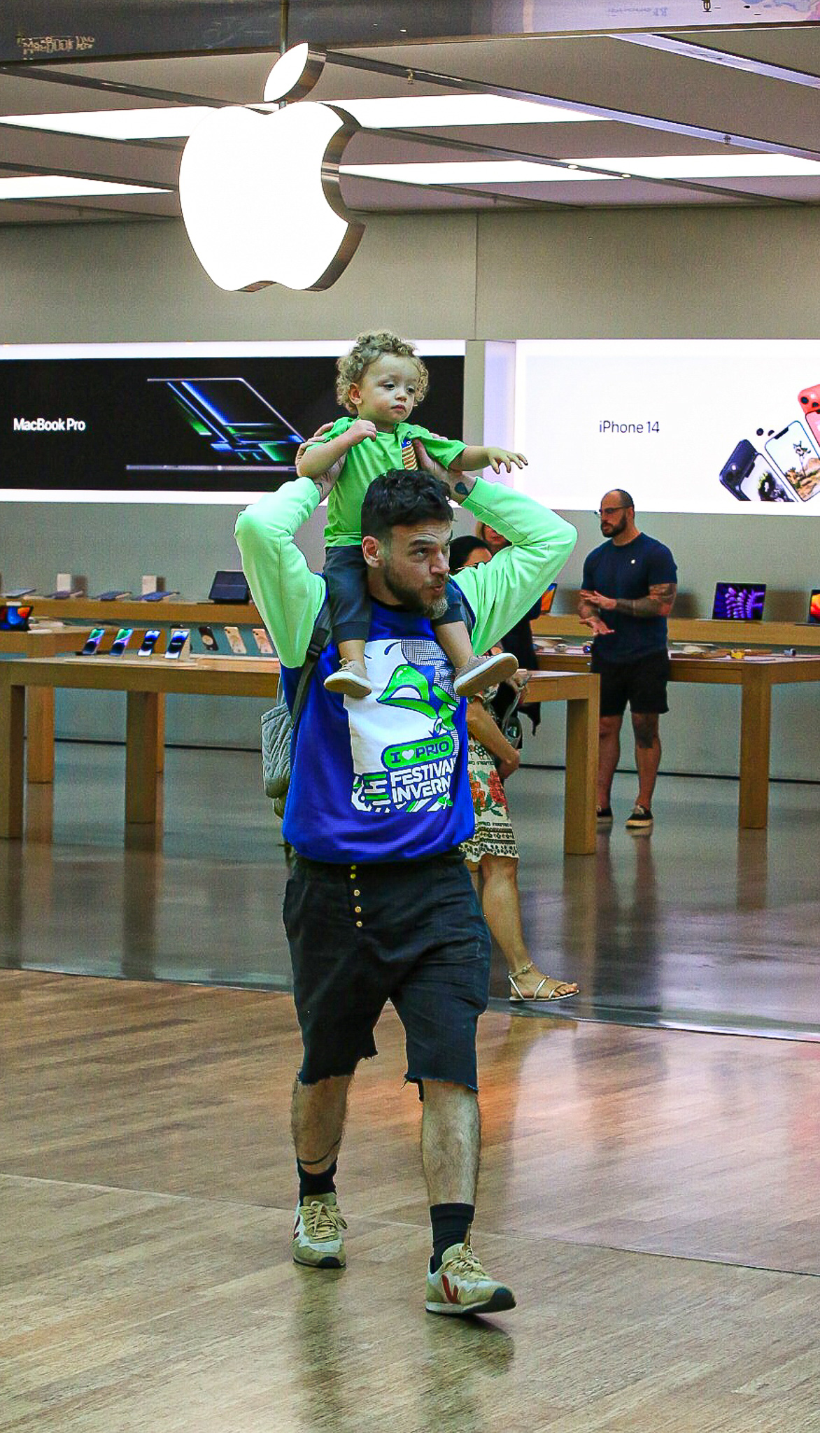 Emilio Dantas e Fabiula Nascimento com os filhos, Roque e Raul