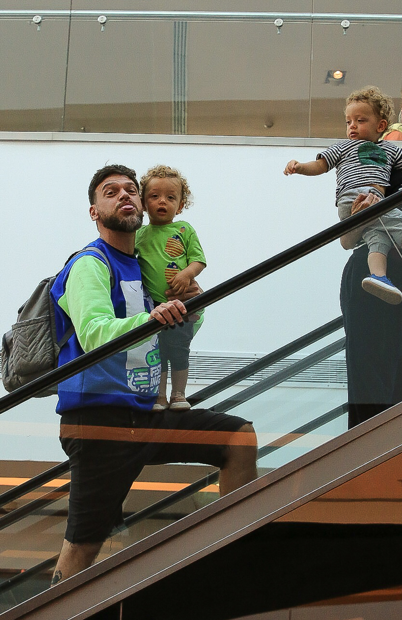 Emilio Dantas e Fabiula Nascimento com os filhos, Roque e Raul