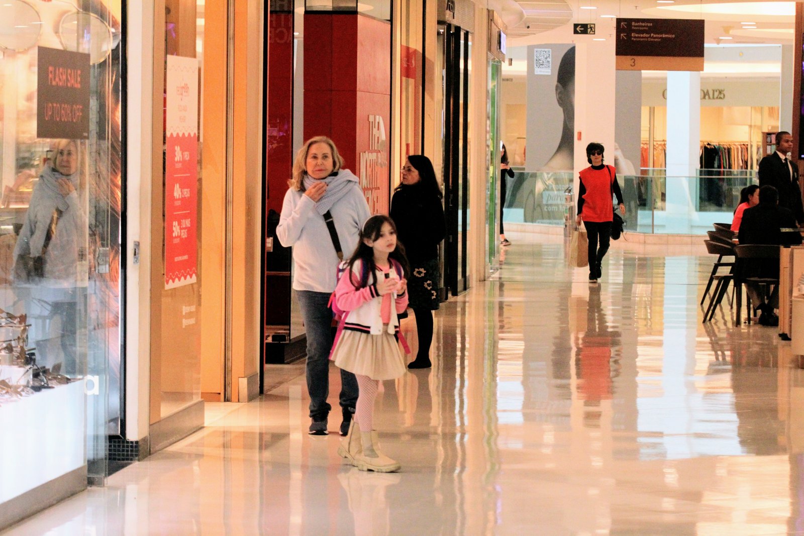 Pepita Rodriguez passeia com a neta, Ana Flor, no shopping