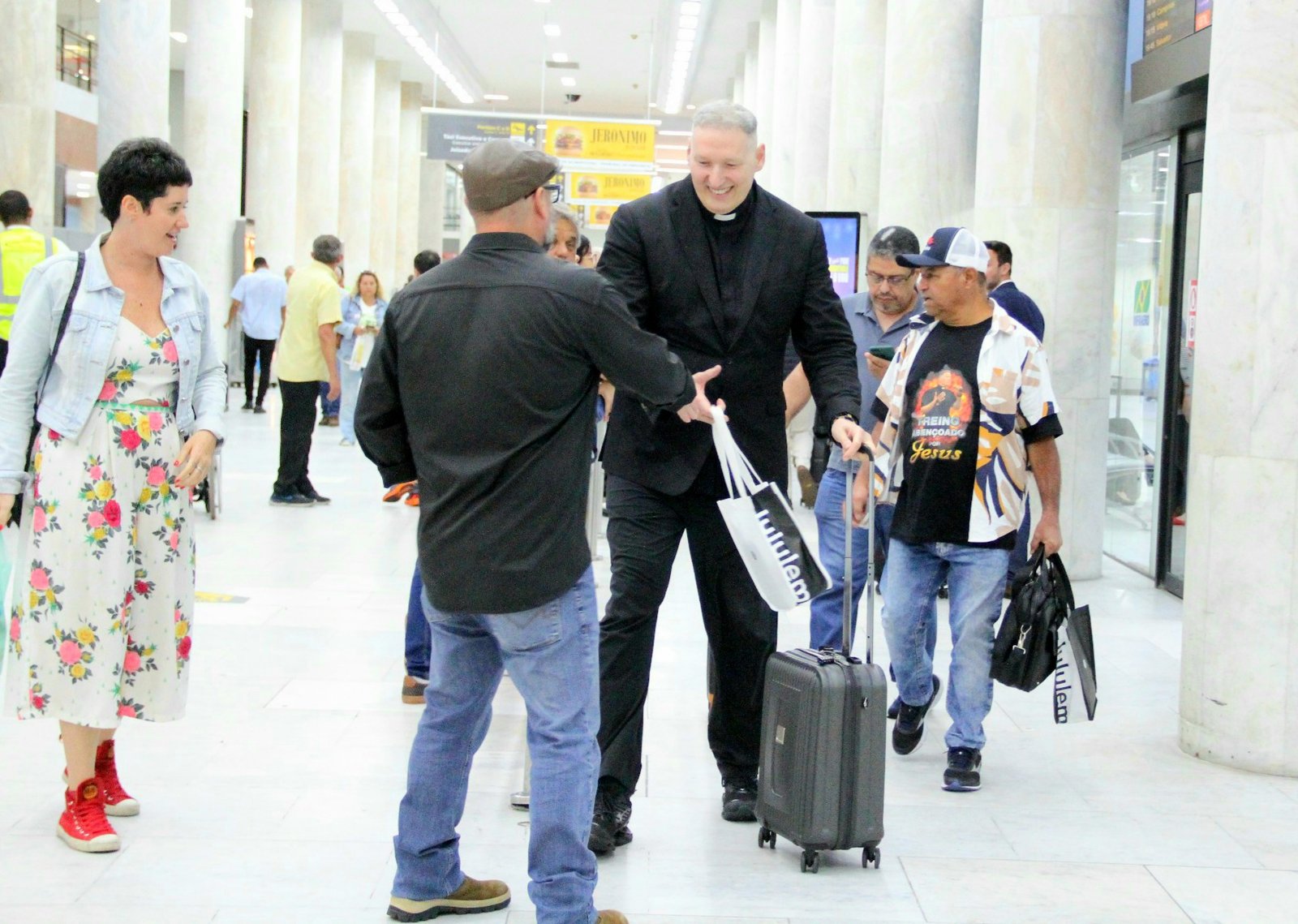 Padre Marcelo Rossi desembarcando no Rio de Janeiro