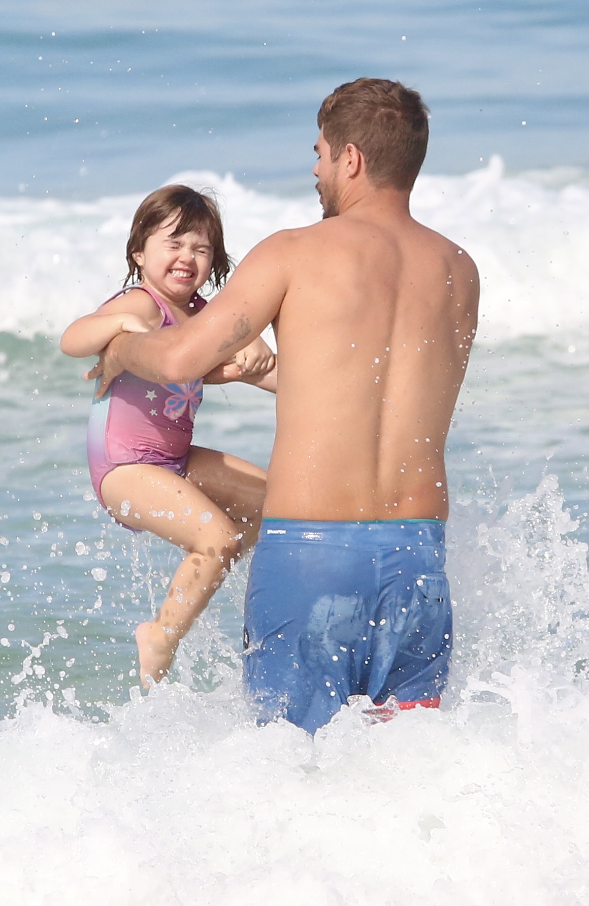 Rafa Vitti com a filha, Clara Maria, na praia