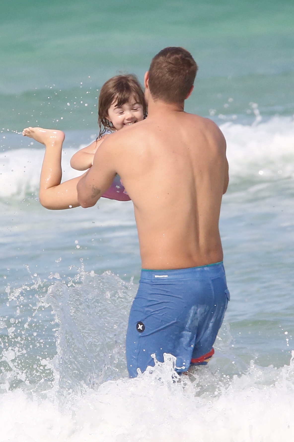 Rafa Vitti com a filha, Clara Maria, na praia