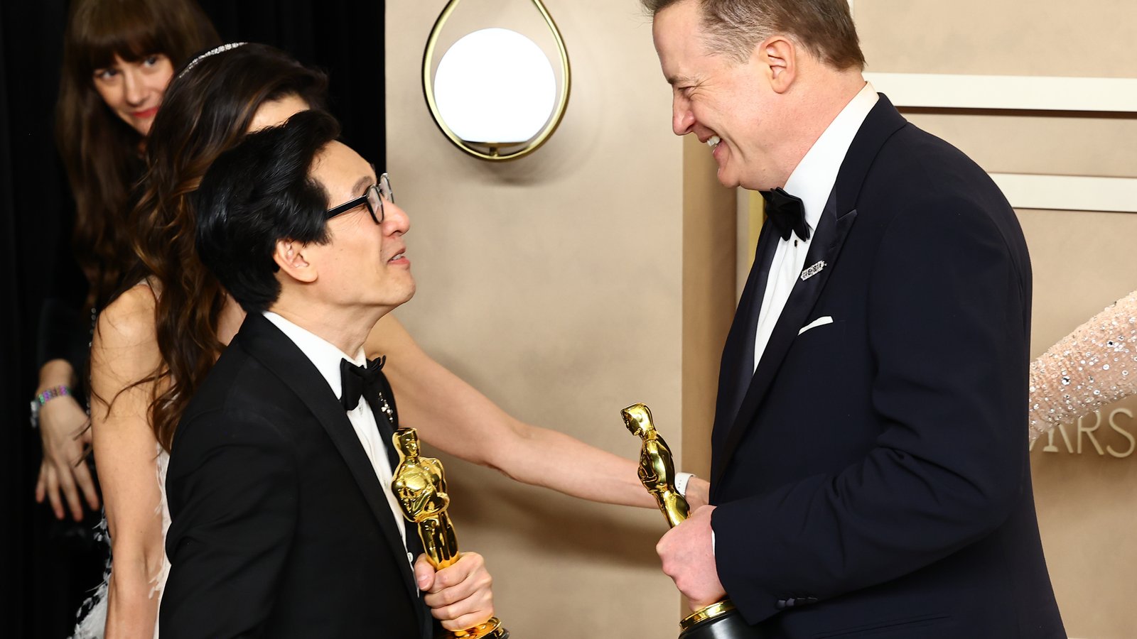 Ke Huy Quan y Brendan Fraseren los Oscar 2023.