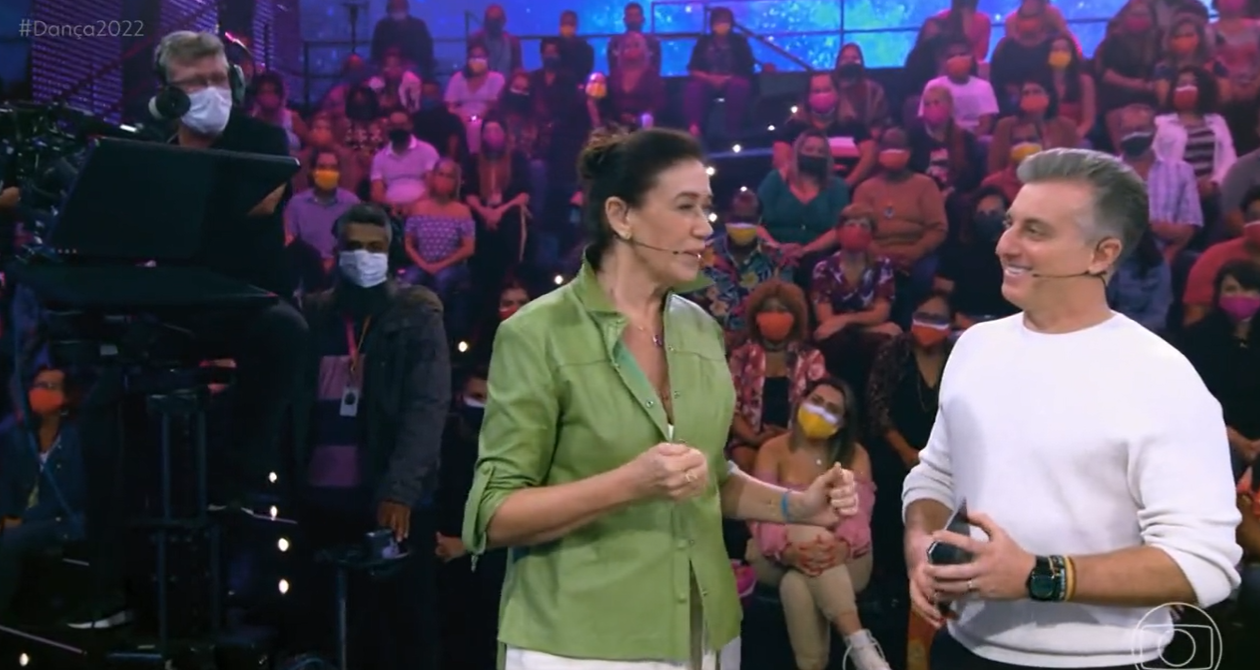 Lilia Cabral confunde câmera com Boninho