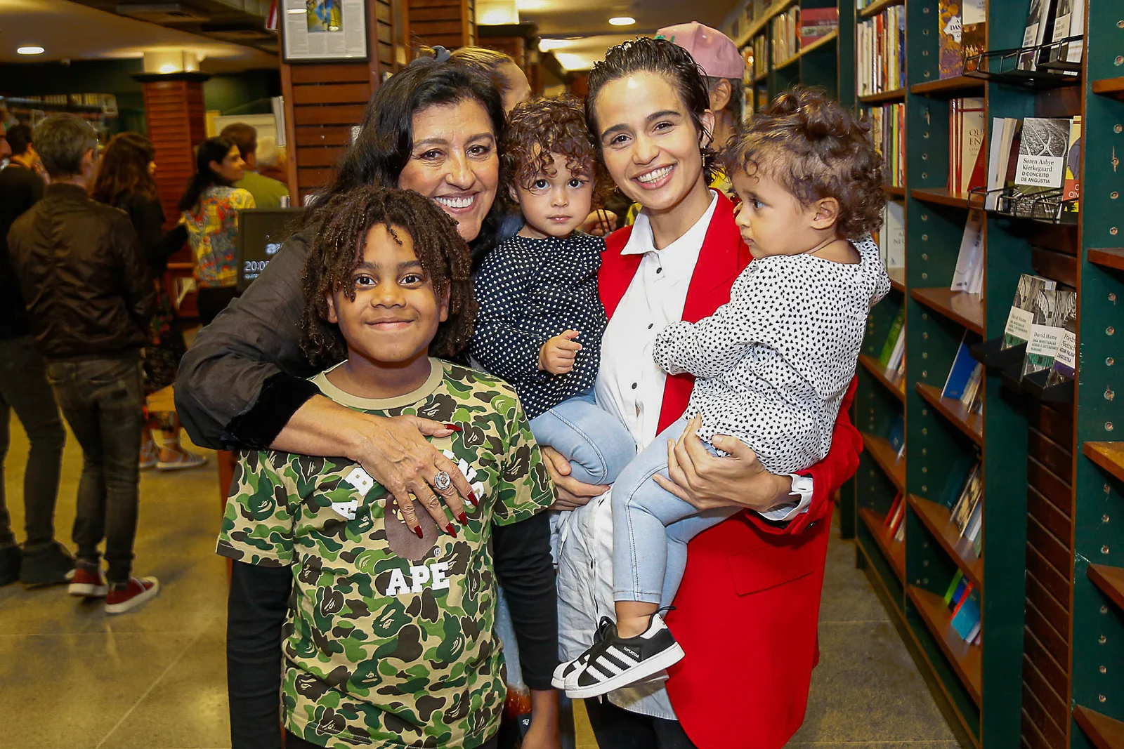 Nanda Costa e Regina Casé com os filhos