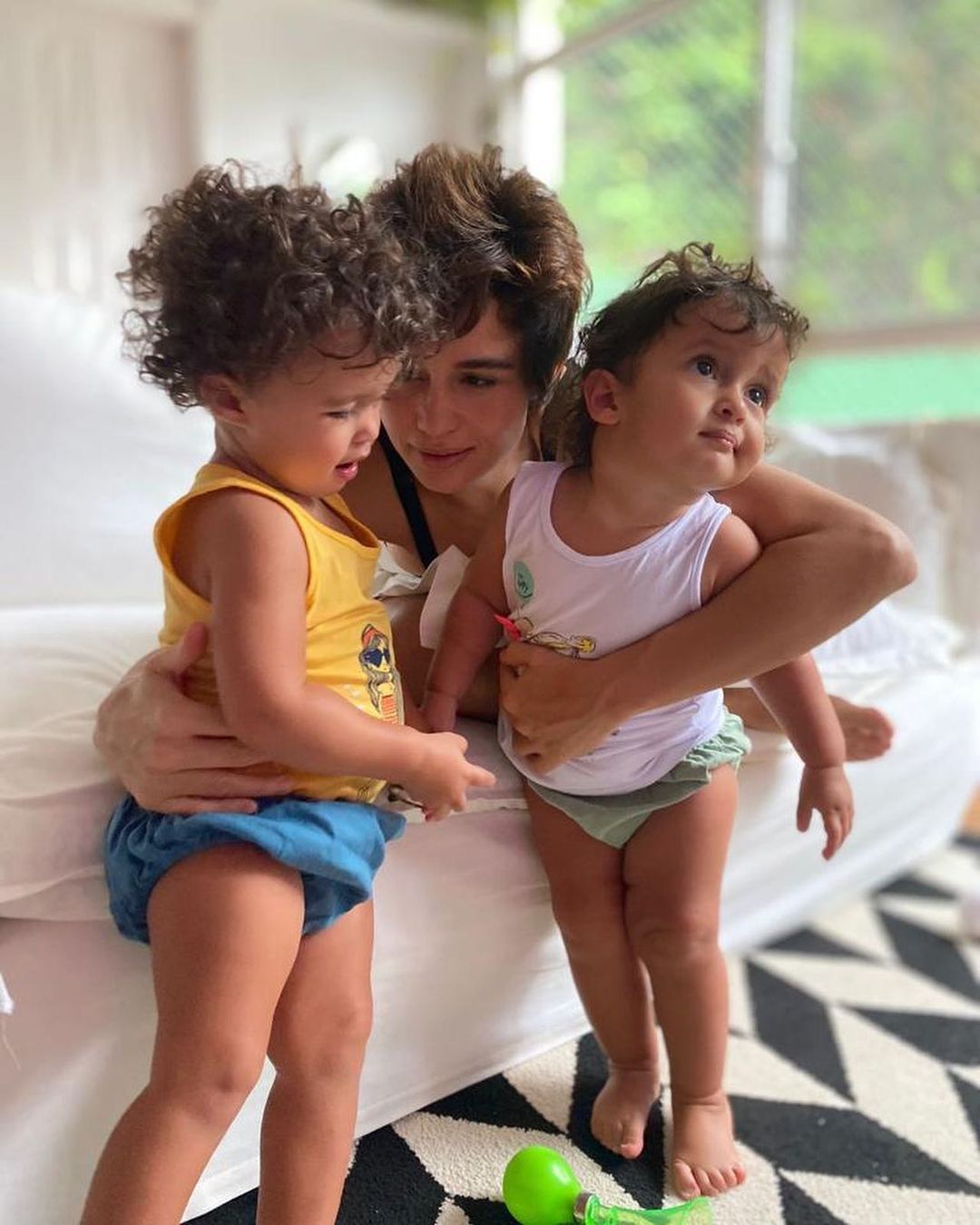 Nanda Costa e as filhas gêmeas