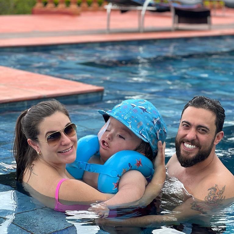 Noah, neto de Ratinho, com os pais