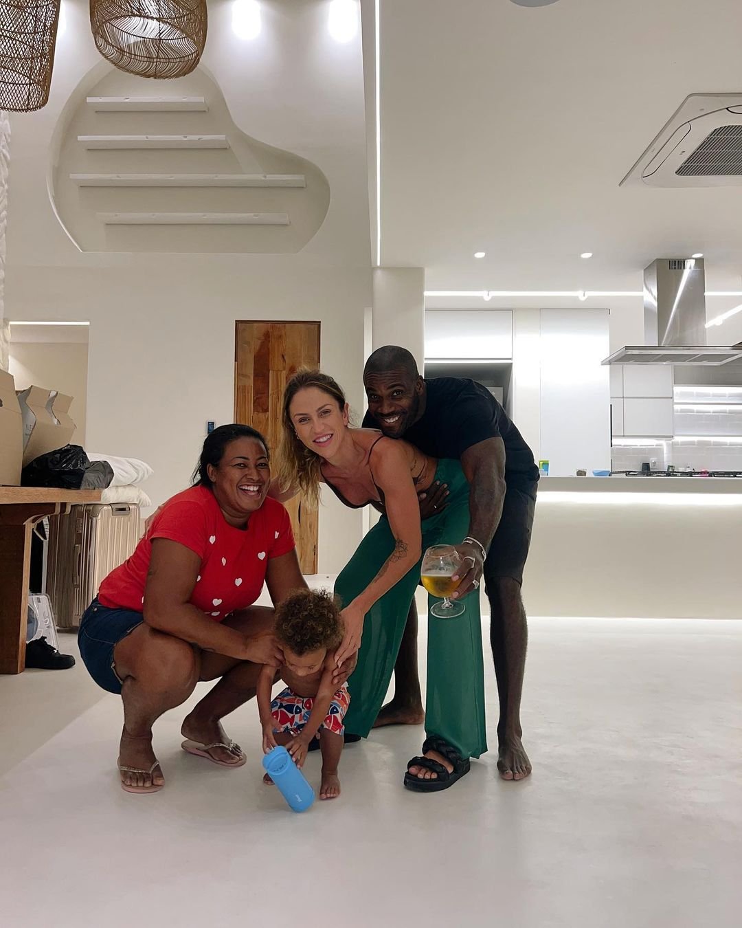 Rafael Zulu celebra mudança para novo lar