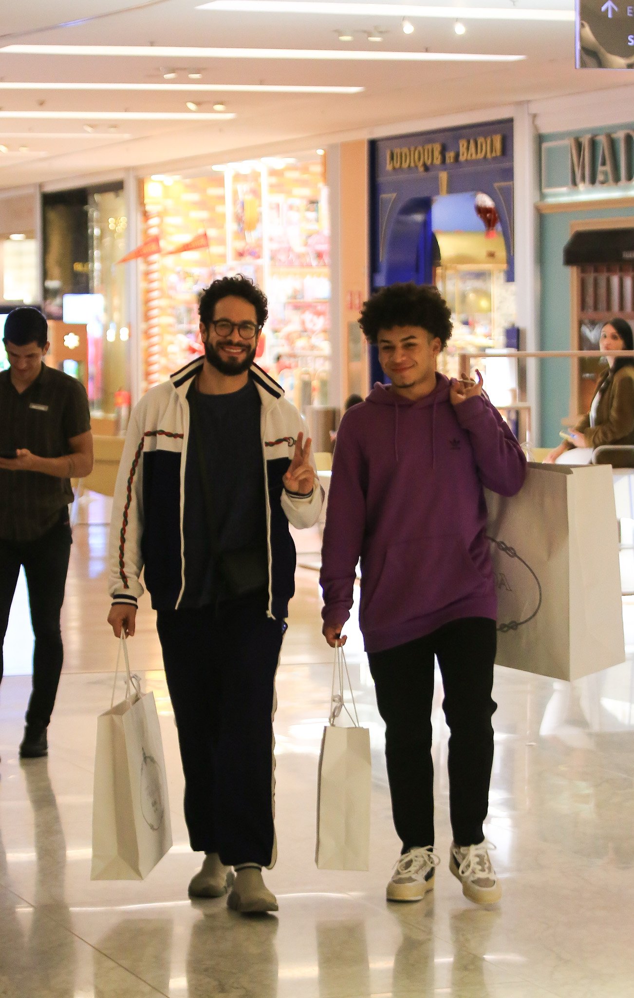 Rainer Cadete passeia com o filho, Pietro, em shopping no Rio de Janeiro