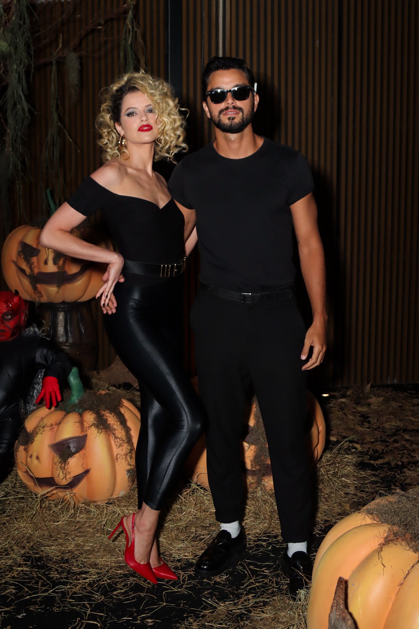 Agatha Moreira e Rodrigo Simas em festa de Halloween
