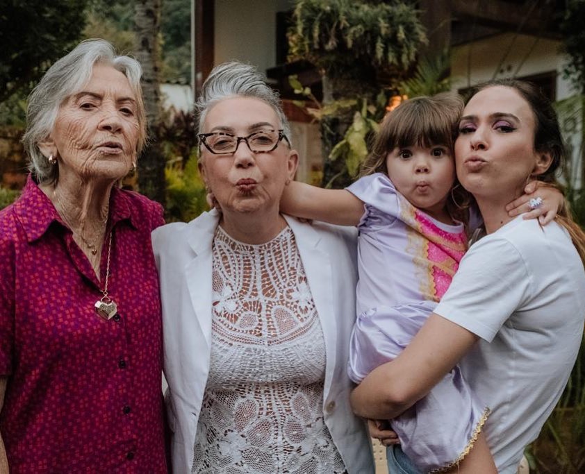 Tatá Werneck com a filha, Clara Maria, a mãe, Claudia, e a avó, Vera