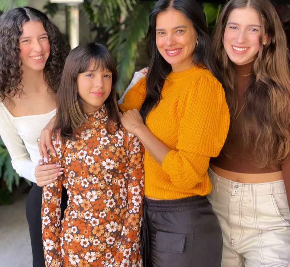 Vera Viel (ao centro) cercada por Maria (à esquerda), Helena (ao centro) e Clara (à direita)