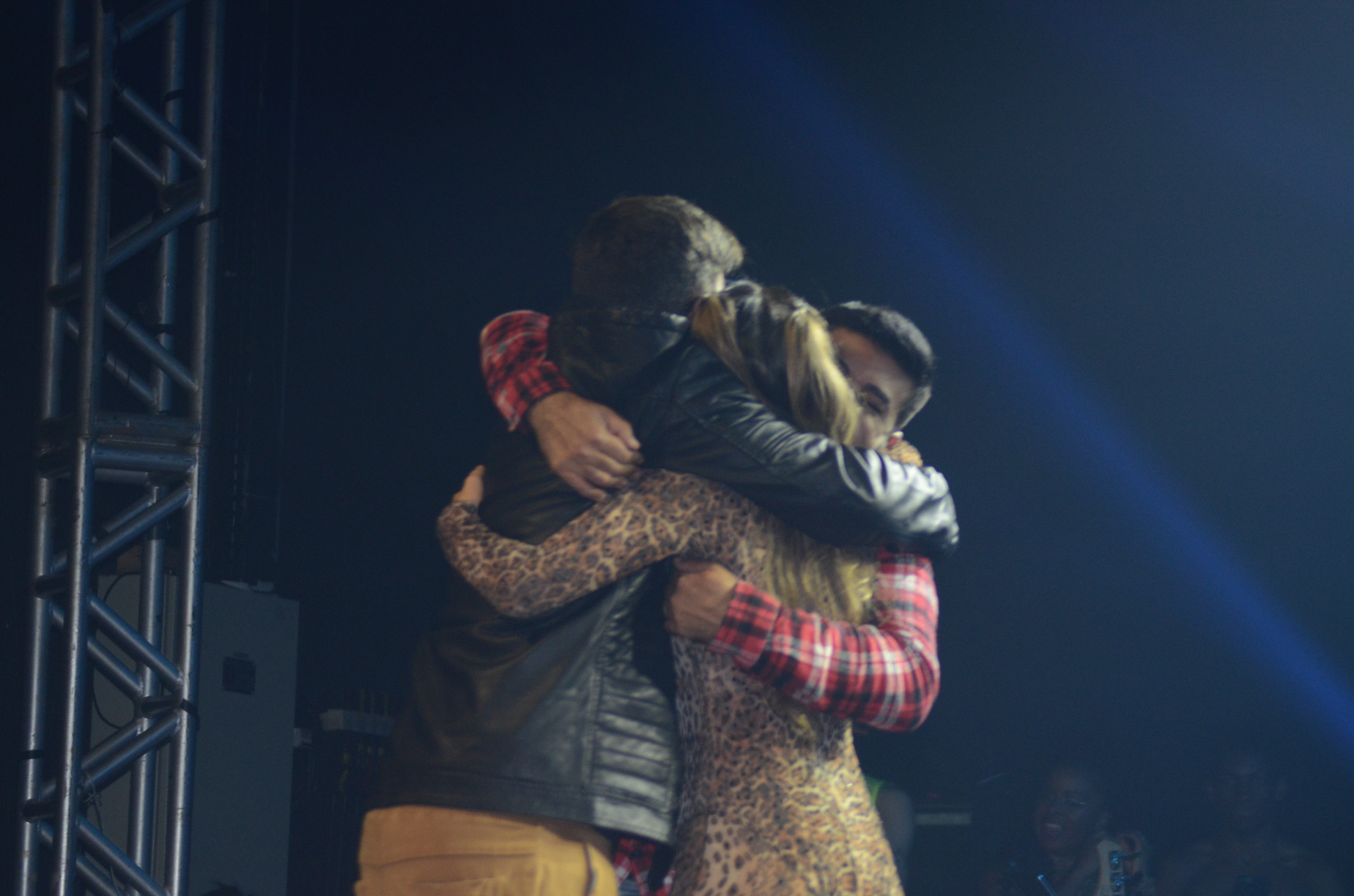 Wanessa com fãs no palco de show em SP