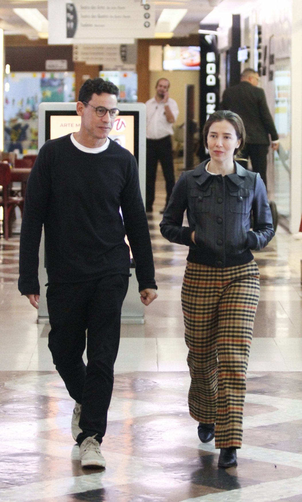Marjorie Estiano e o namorado, Márcio Maranhão, passeiam em shopping