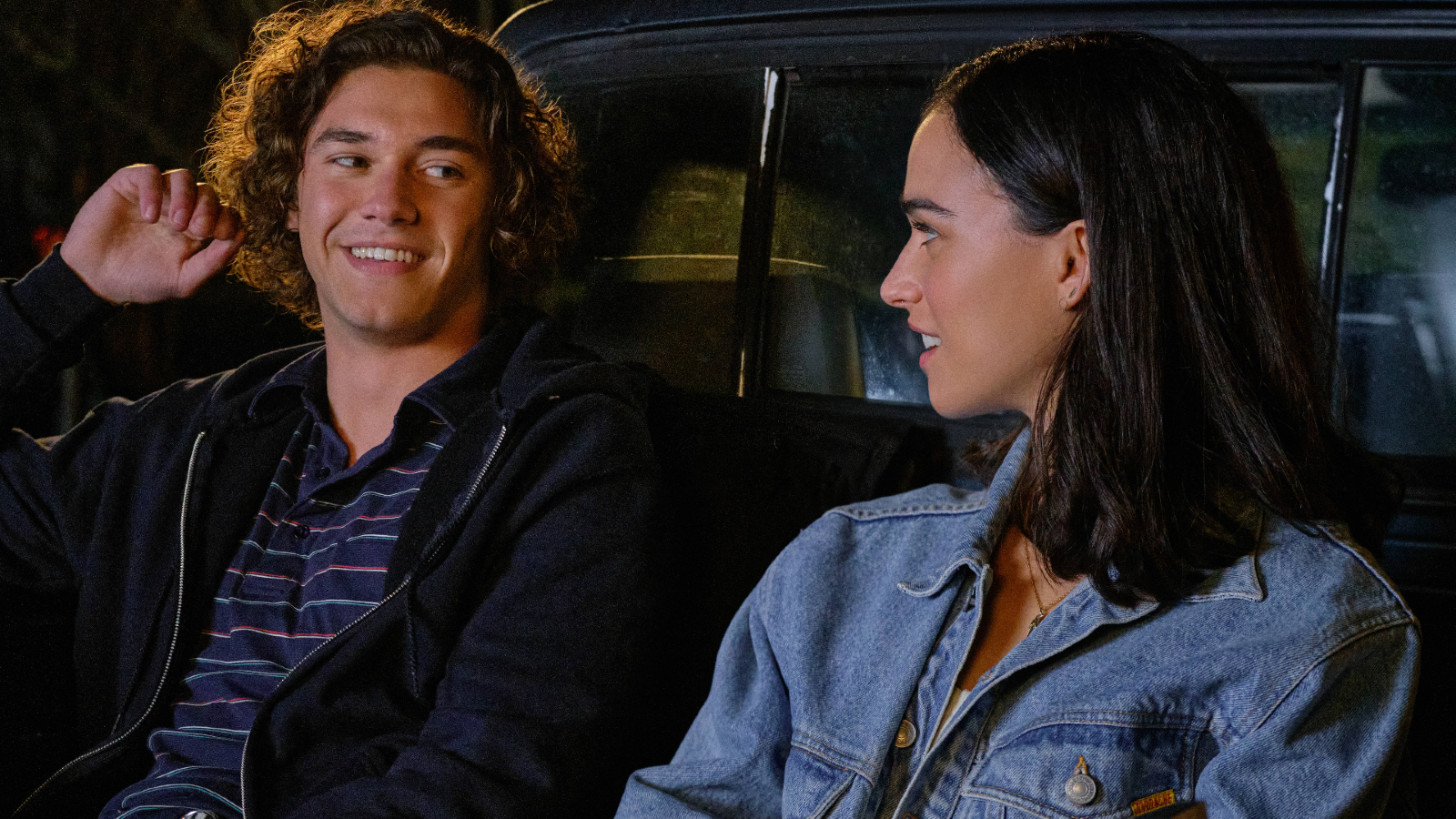 Eli (Belmont Cameli) e Auden (Emma Pasarow) em