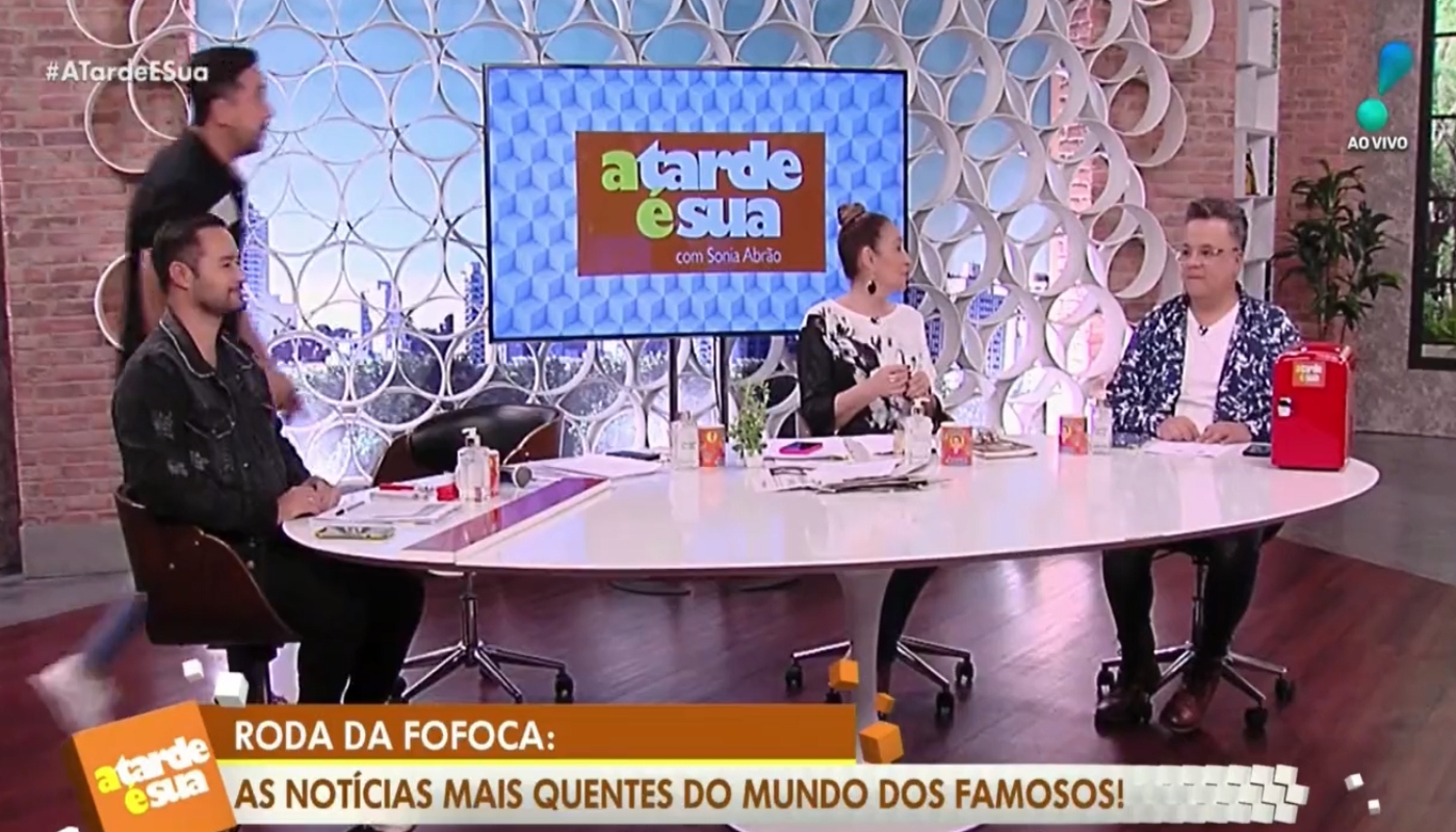 Momento em que jornalistas notam algo errado em