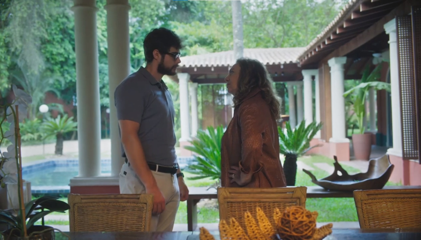 Hélio (Rafa Vitti) e Agatha (Eliane Giardini) em