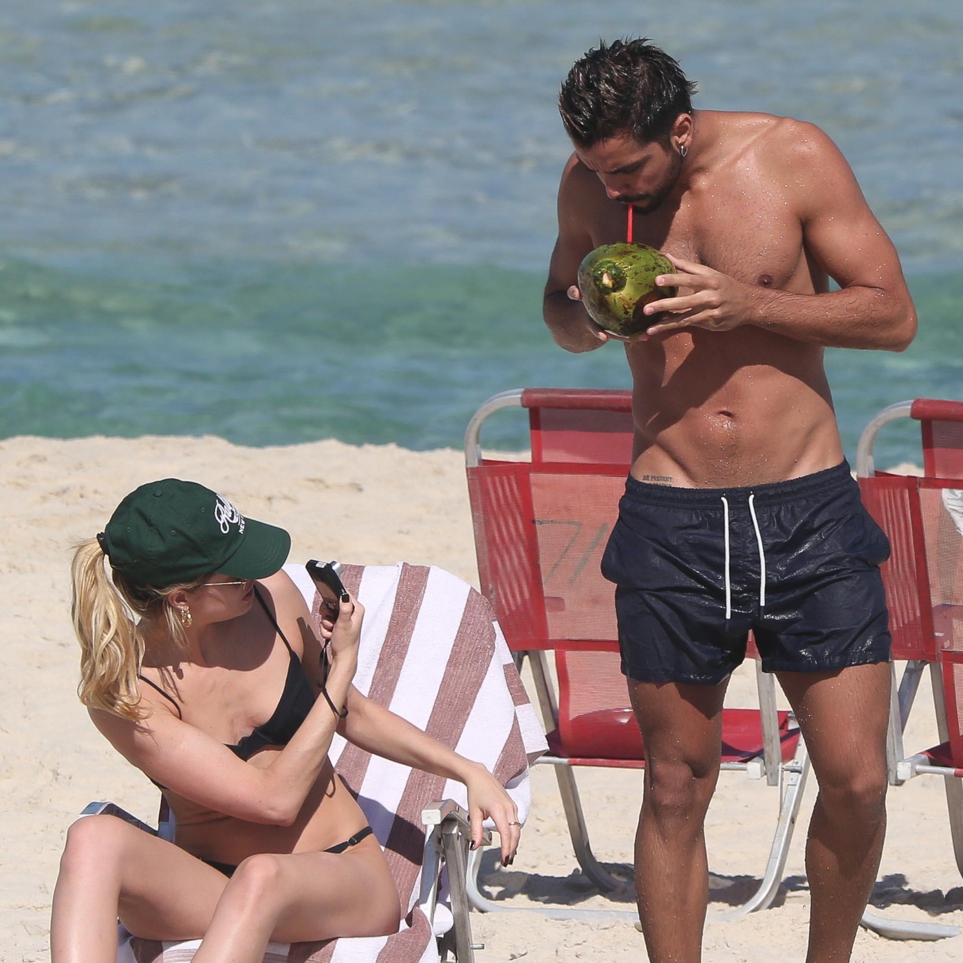 Agatha Moreira e Rodrigo Simas curtem praia juntos