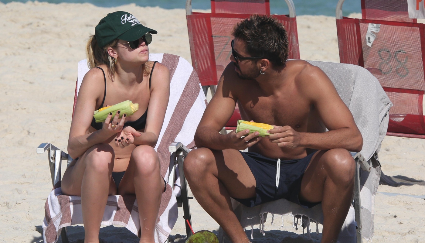 Agatha Moreira e Rodrigo Simas curtem praia juntos