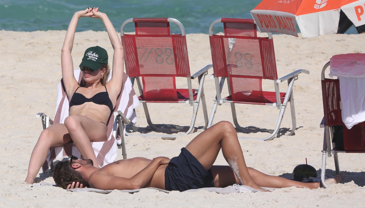 Agatha Moreira e Rodrigo Simas curtem praia juntos