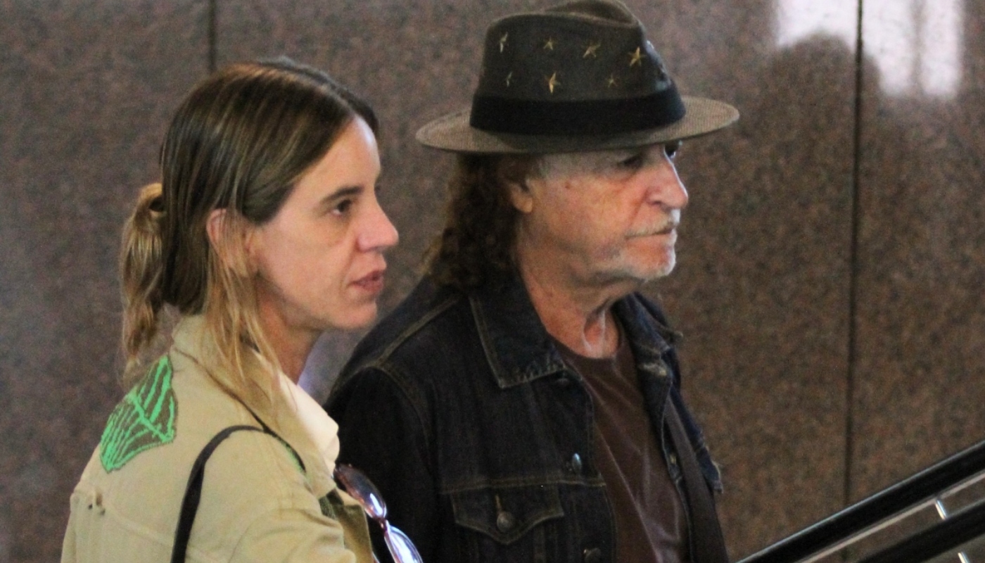 Alceu Valença em flagra ao lado da esposa