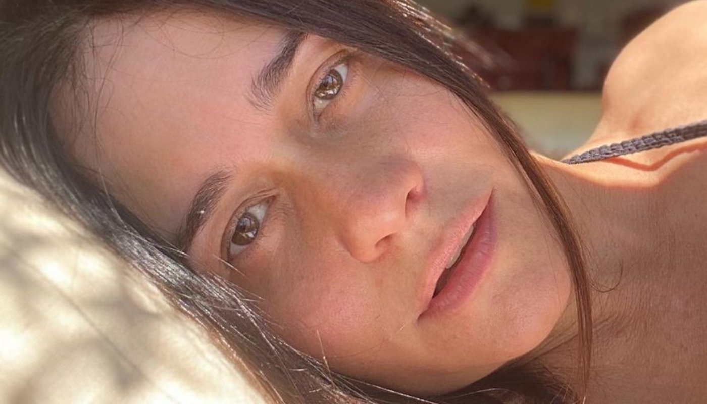 Alessandra Negrini esbanja jovialidade aos 52, mas não gosta do rótulo de “beleza eterna”