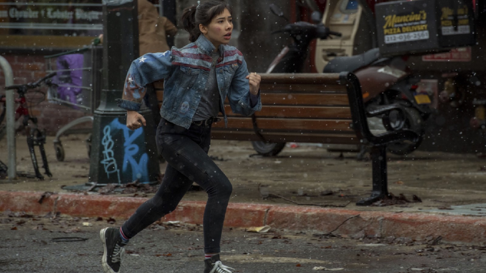 Dentre os poderes de America estão a super velocidade, super força, capacidade de voar e abrir portais interdimensionais.