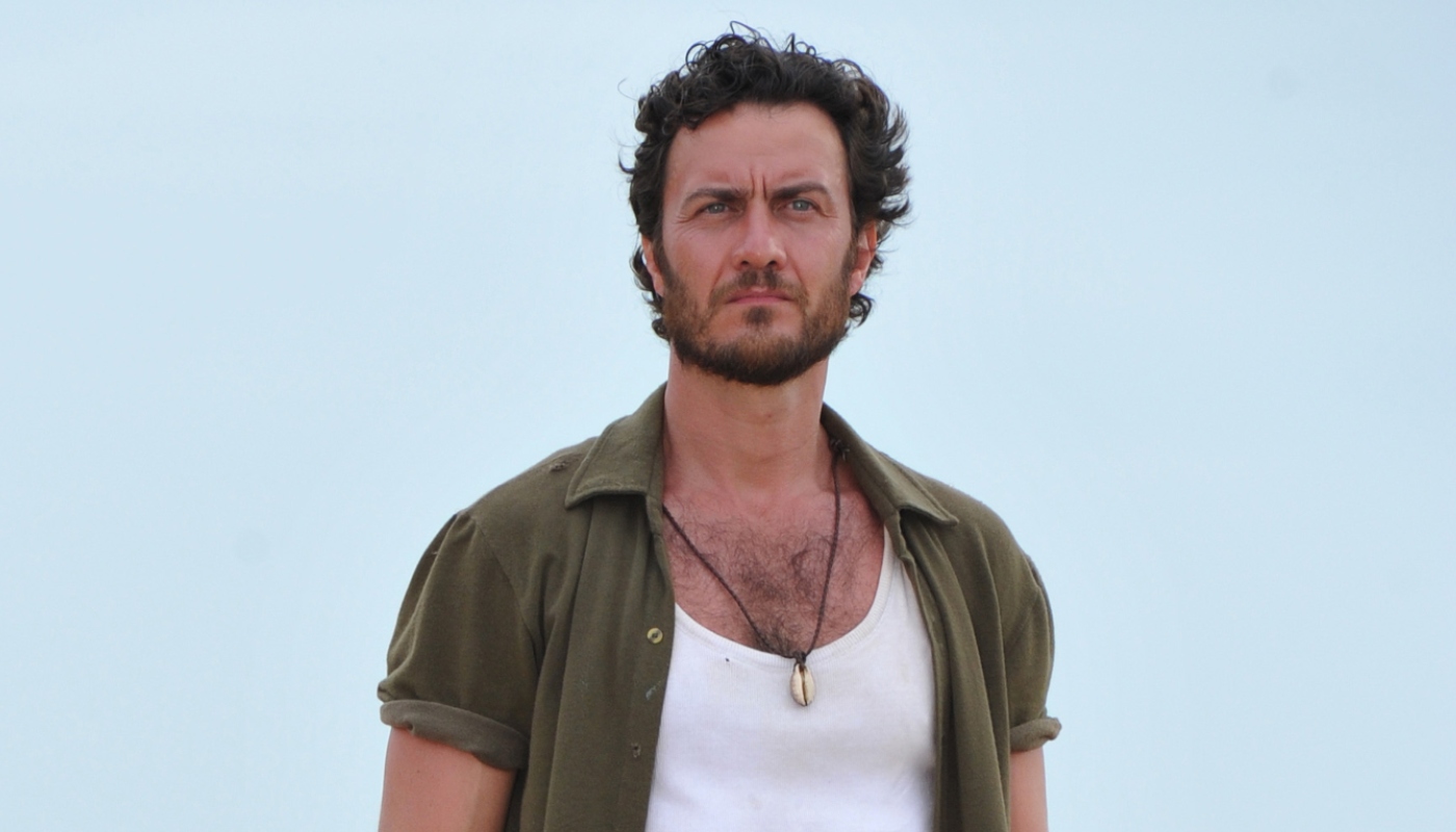 Carlos (Gabriel Braga Nunes) em