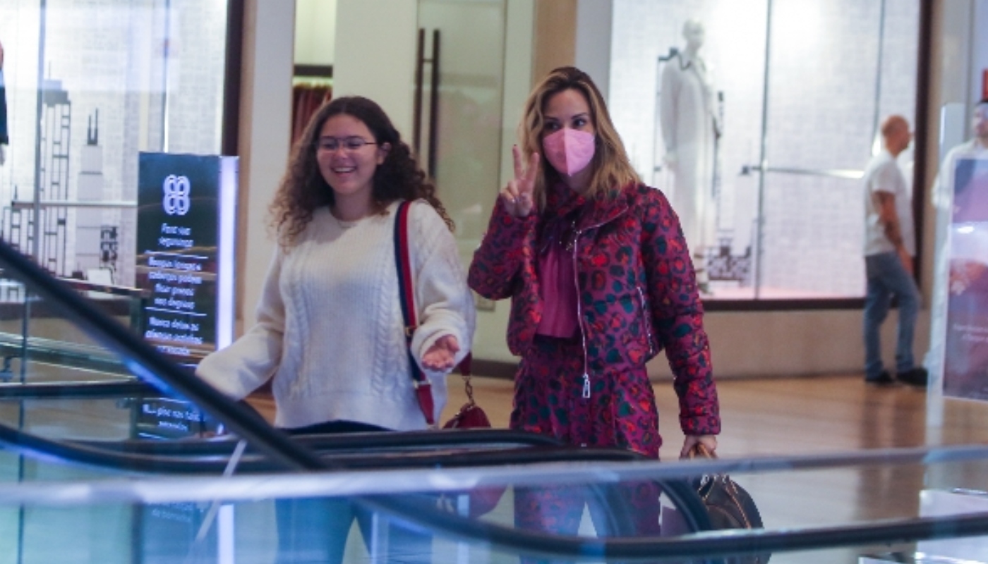 Ana Furtado com a filha em shopping do Rio de Janeiro