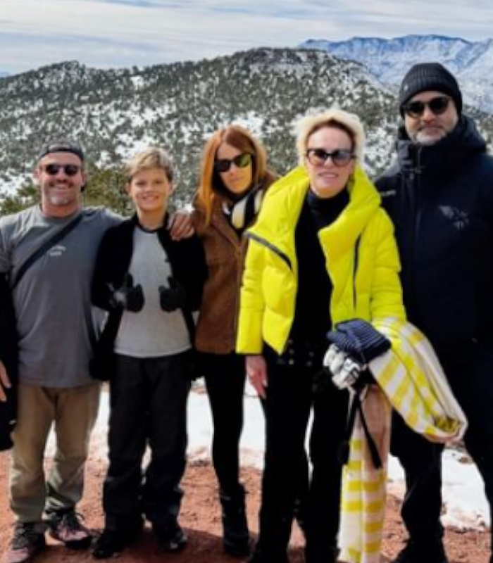 Ana Maria Braga em foto ao lado do namorado, Fábio Arruda (à direita), e do filho, Pedro Maffei
