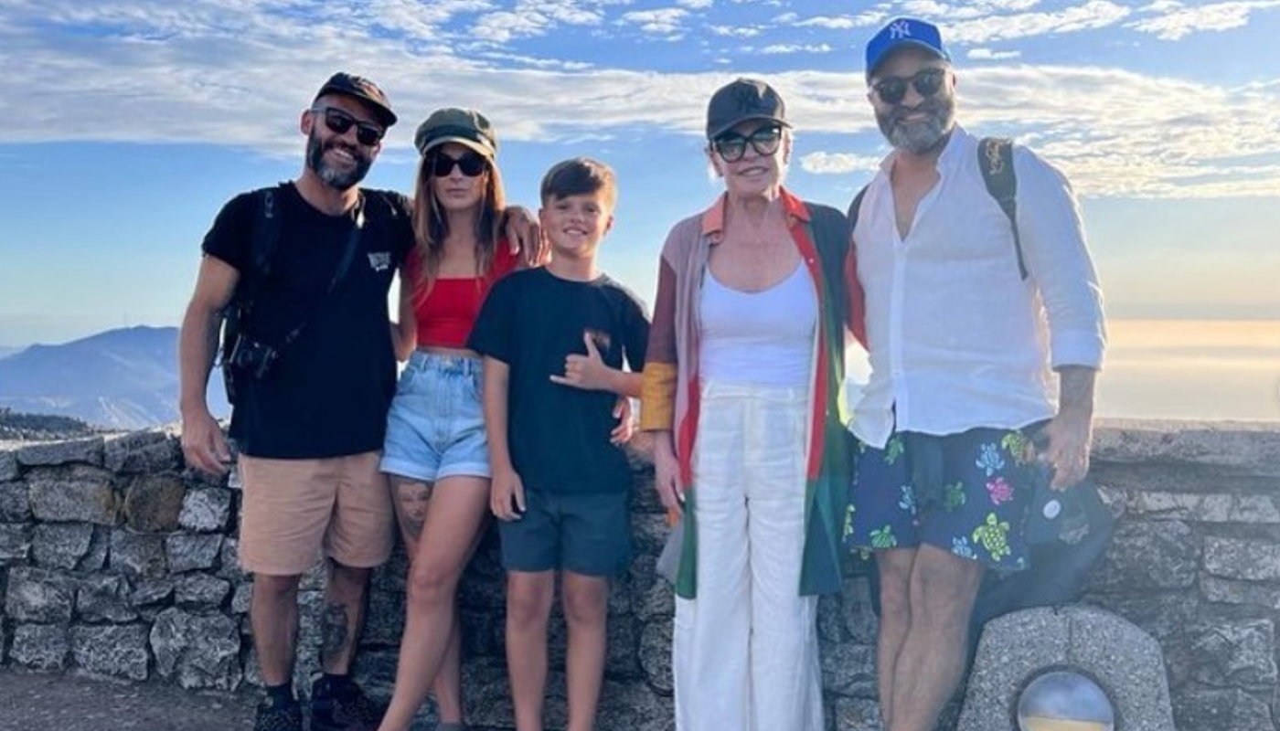 Ana Maria com a família e o namorado (de boné azul)