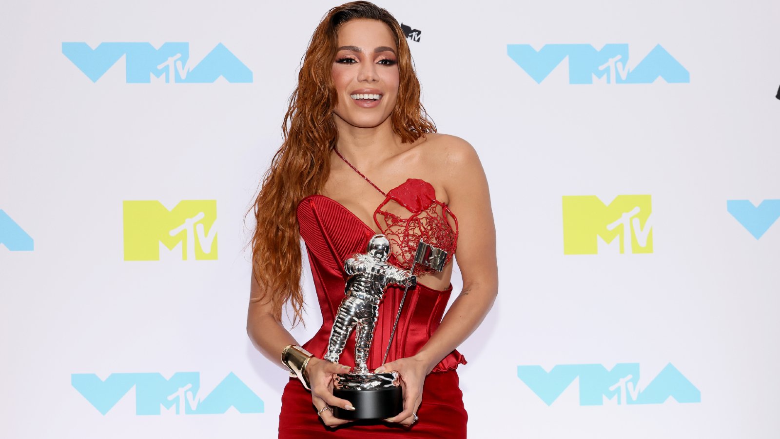 Anitta é a primeira brasileira a conquistar um troféu no VMA
