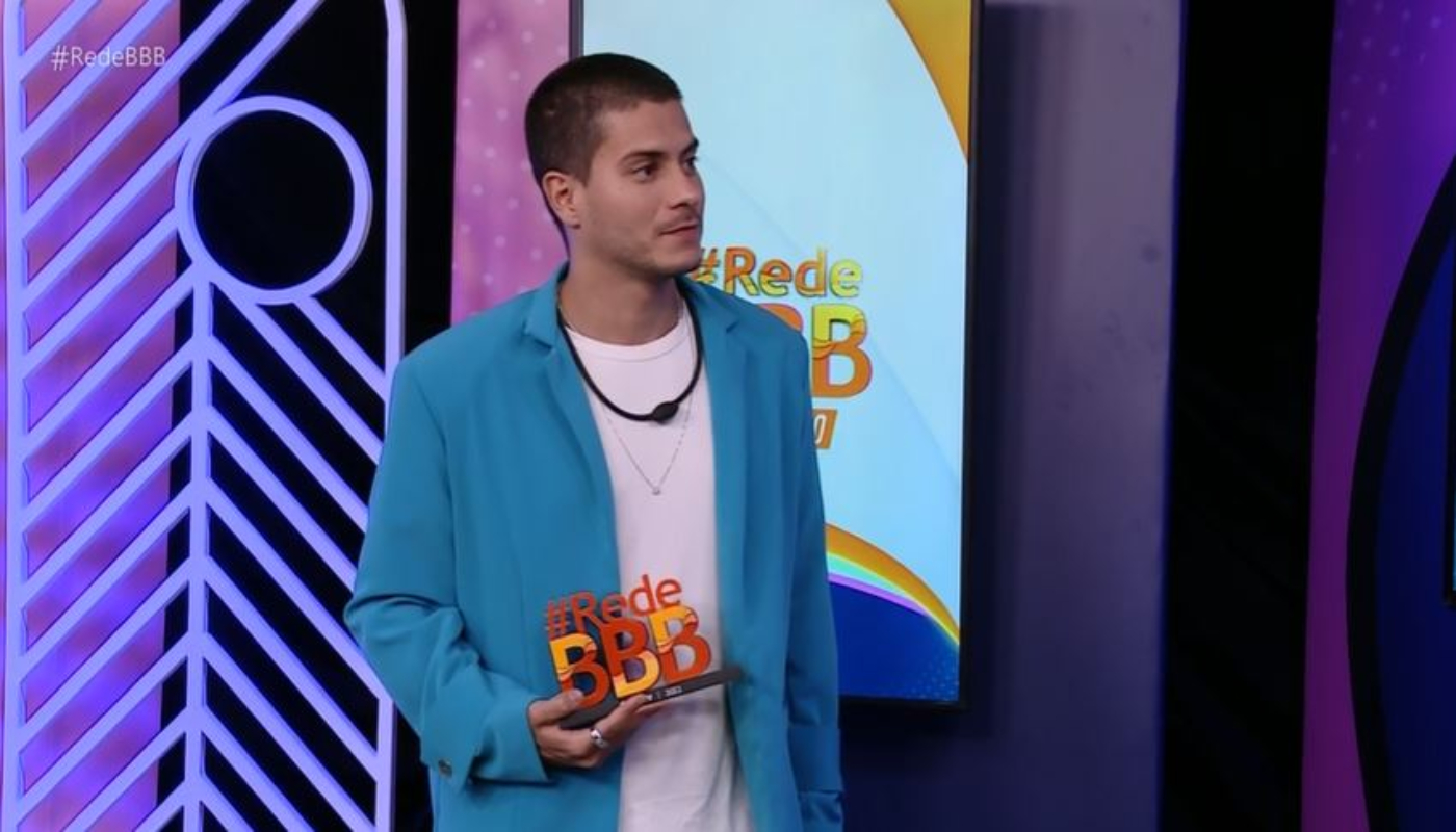 Arthur Aguiar recebe prêmio na RedeBBB