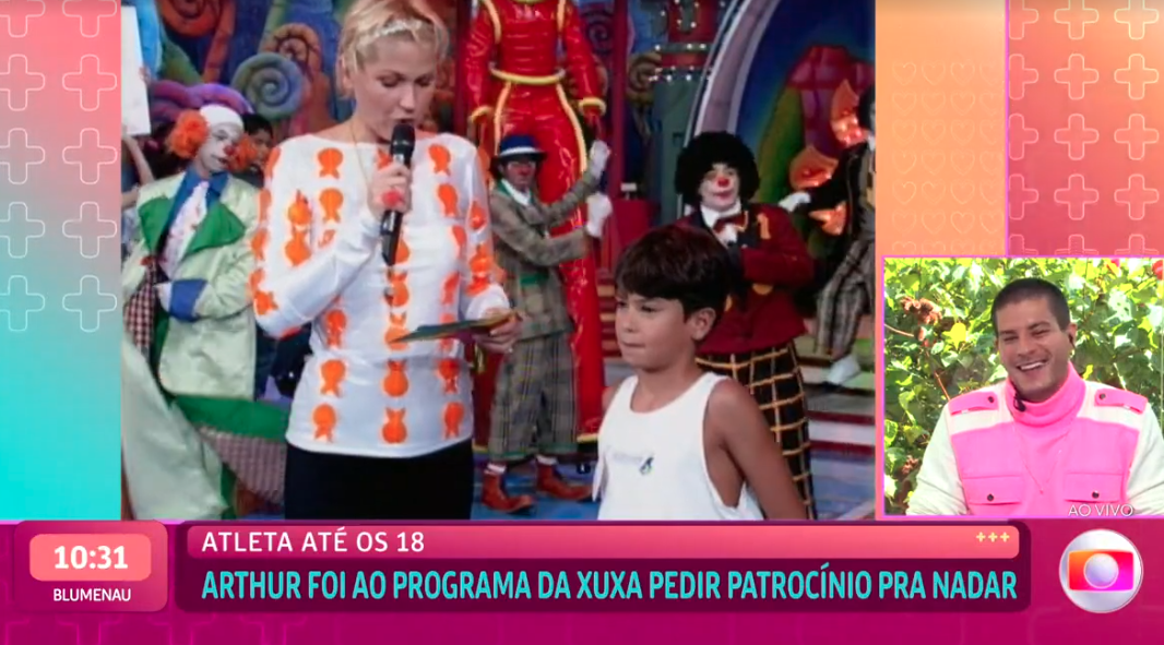 Arthur revê momento em que Xuxa decidiu patrociná-lo na infância.