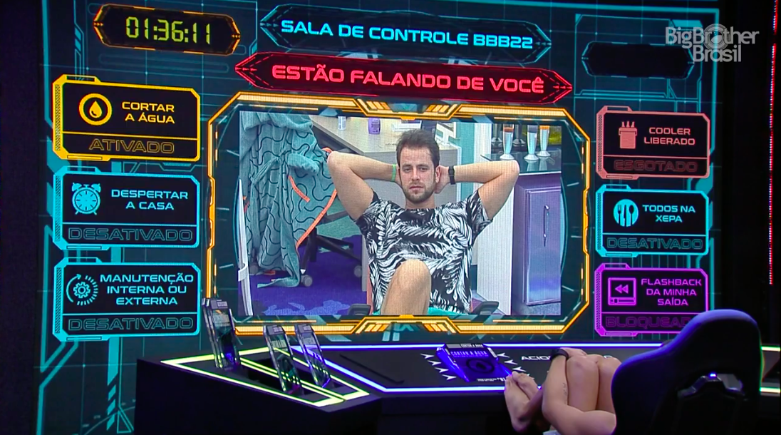 Arthur assiste à conversa no Quarto Secreto do BBB22.