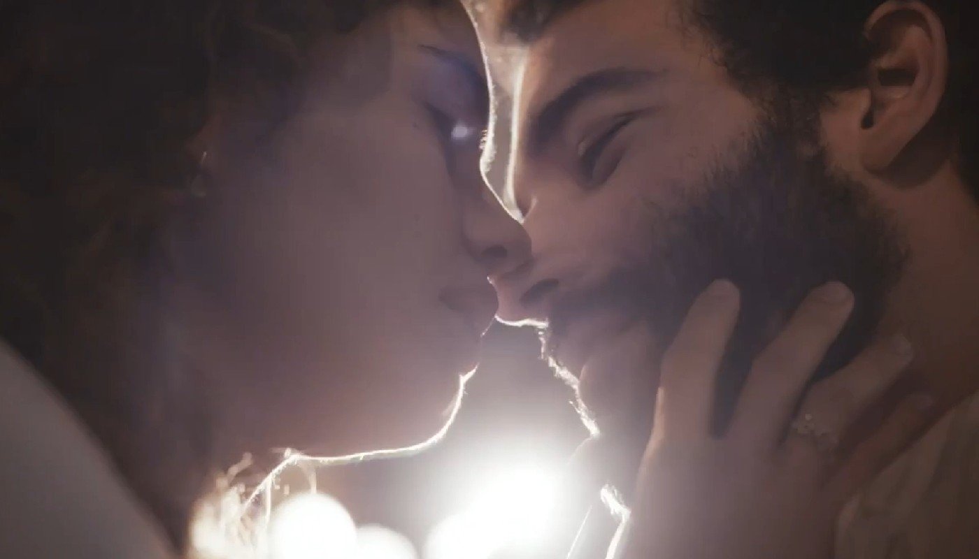 Maíra e Felipe se beijam no primeiro capítulo de 