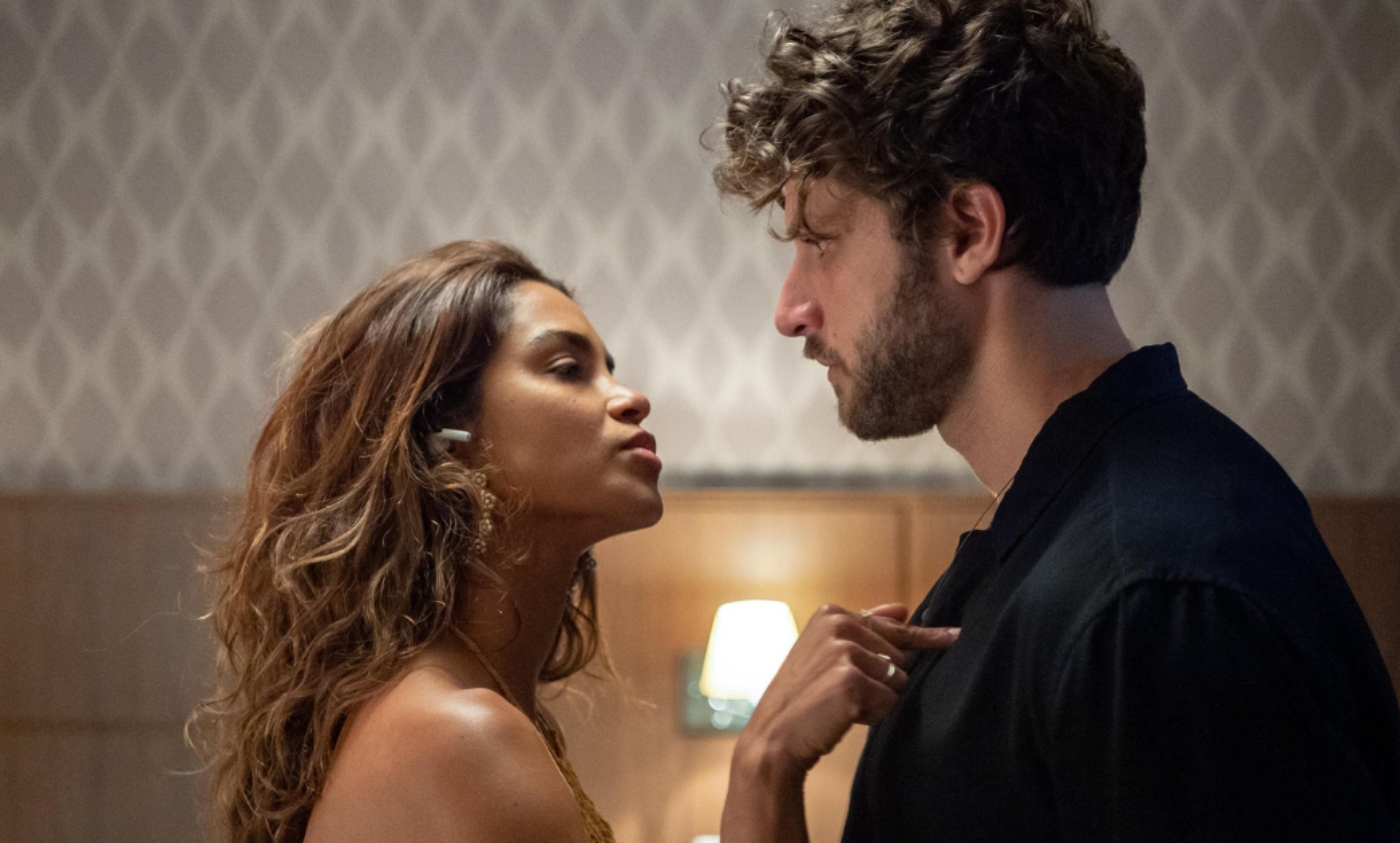 Ari (Chay Suede) e Brisa (Lucy Alves) em 