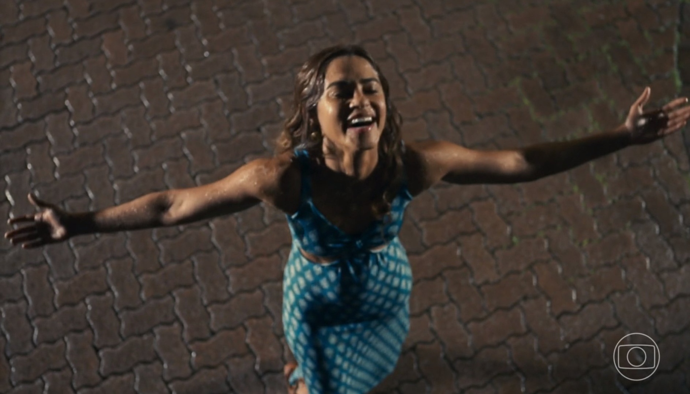 Brisa (Lucy Alves) dançando na chuva em