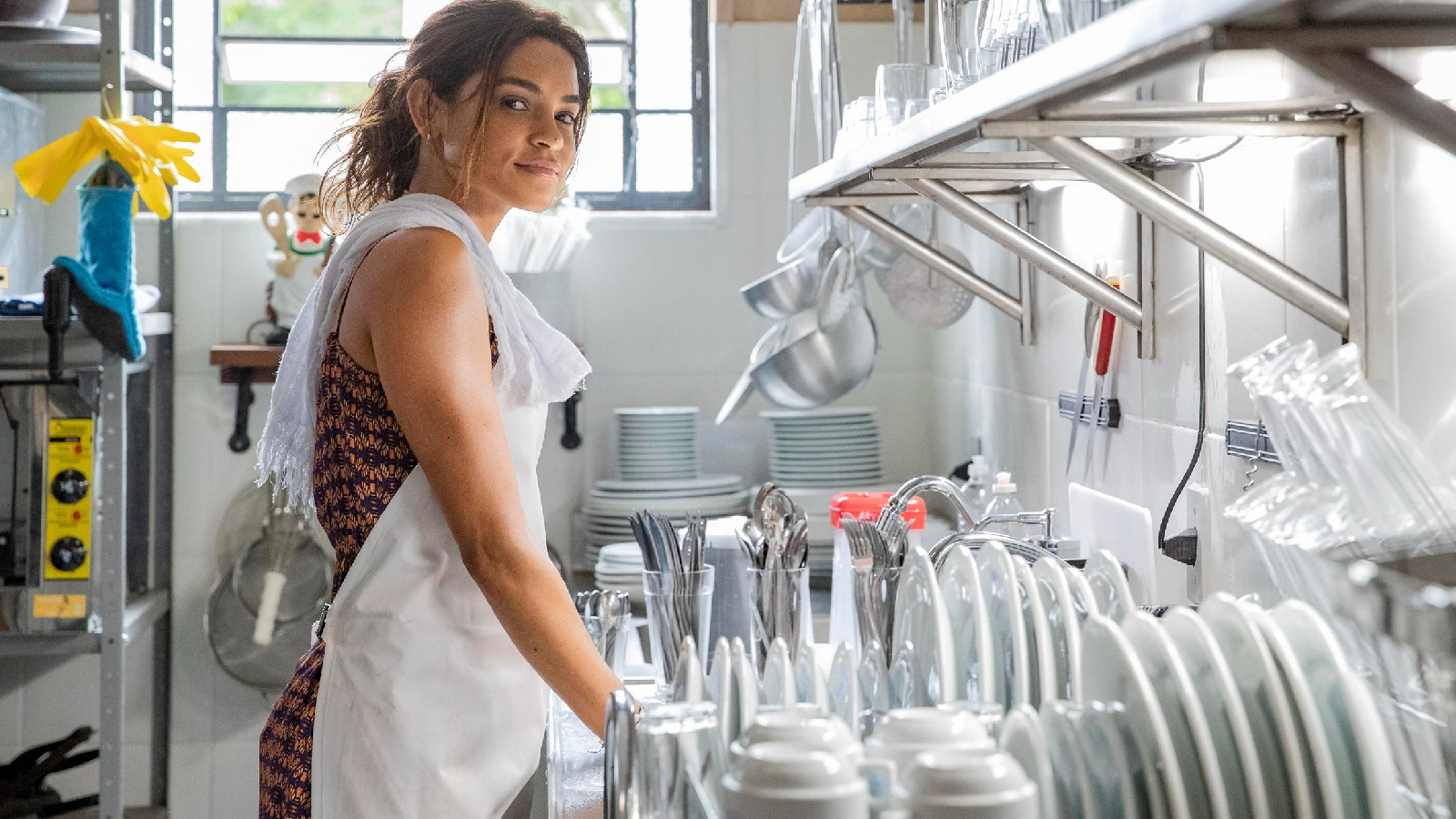 Brisa (Lucy Alves) lavará pratos no Encanto da Vila