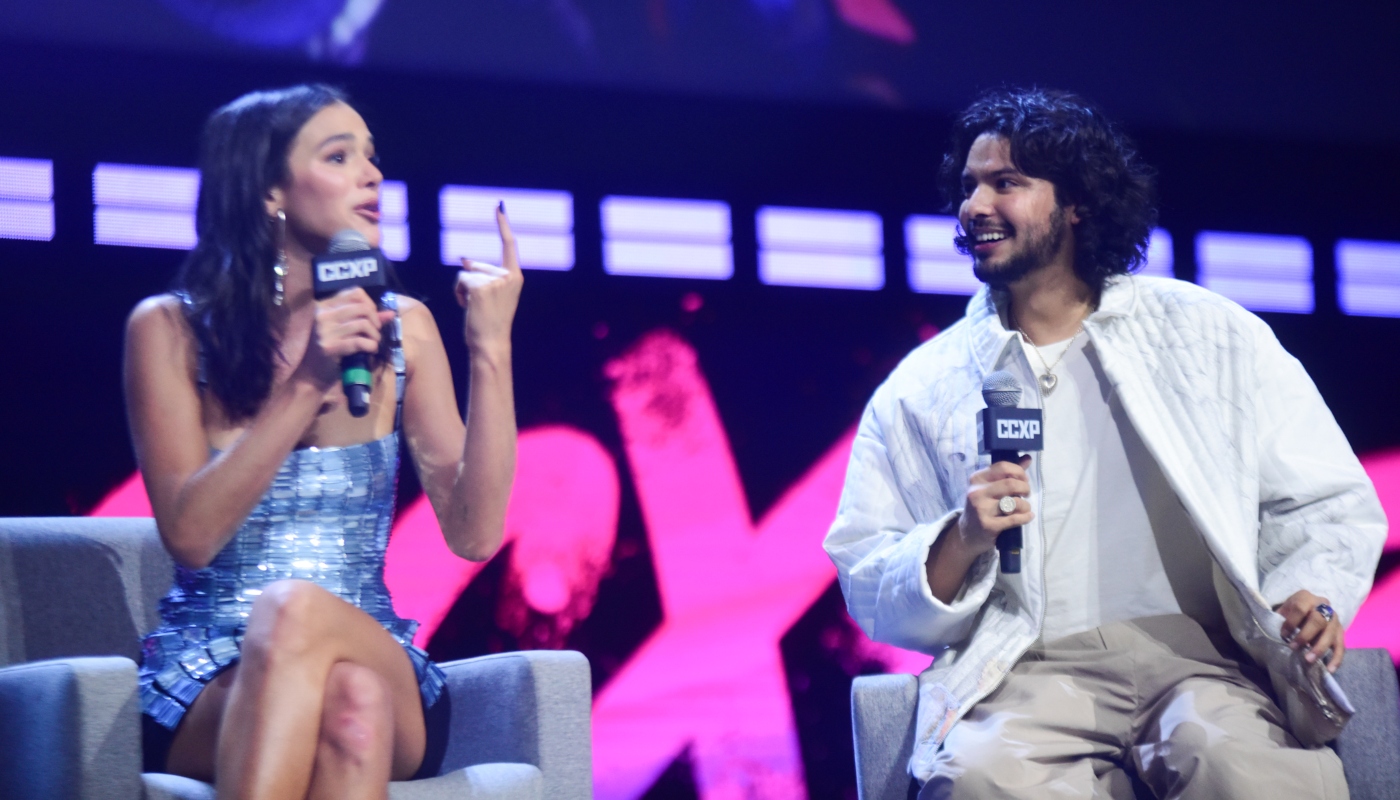 Bruna Marquezine e Xolo Maridueña na CCXP 2022