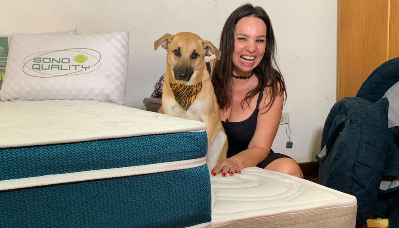 Chico ataca novamente e não se arrepende: vídeo mostra destruição de almofada inteira