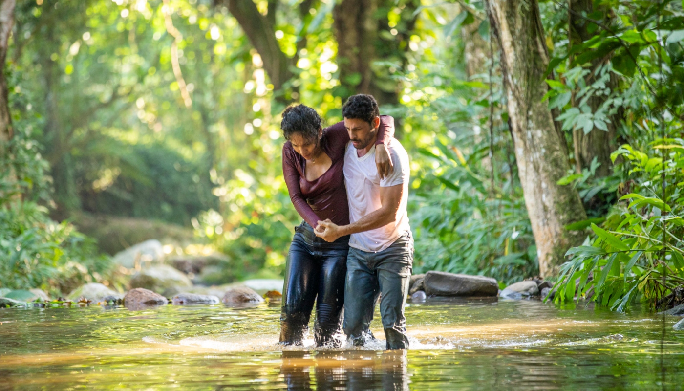 Caio (Cauã Reymond) salva Aline (Barbara Reis) de afogamento