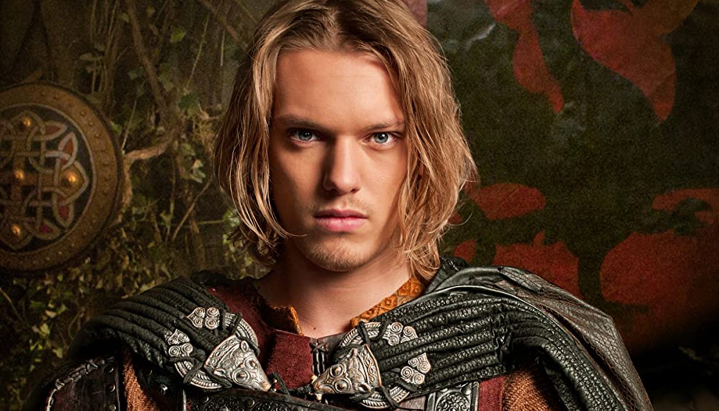 Jamie Campbell Bower como o Rei Arthur na série 