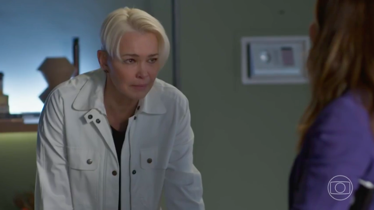 Ao devolver empresa para Paula, Carmem desconfiará da rival: descobrirá segredo