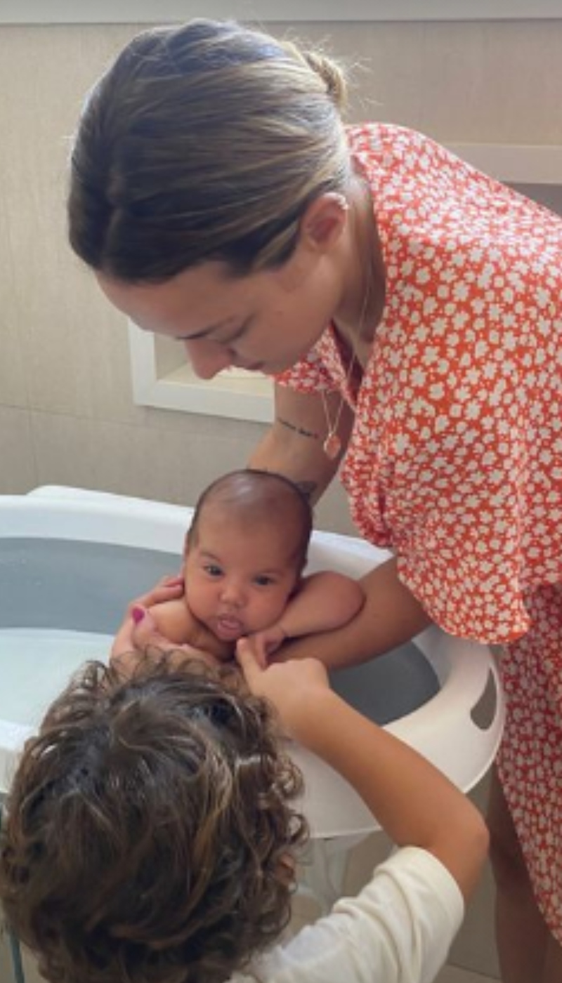 Carol Dantas deu até banho em Mavie quando conheceu a pequena