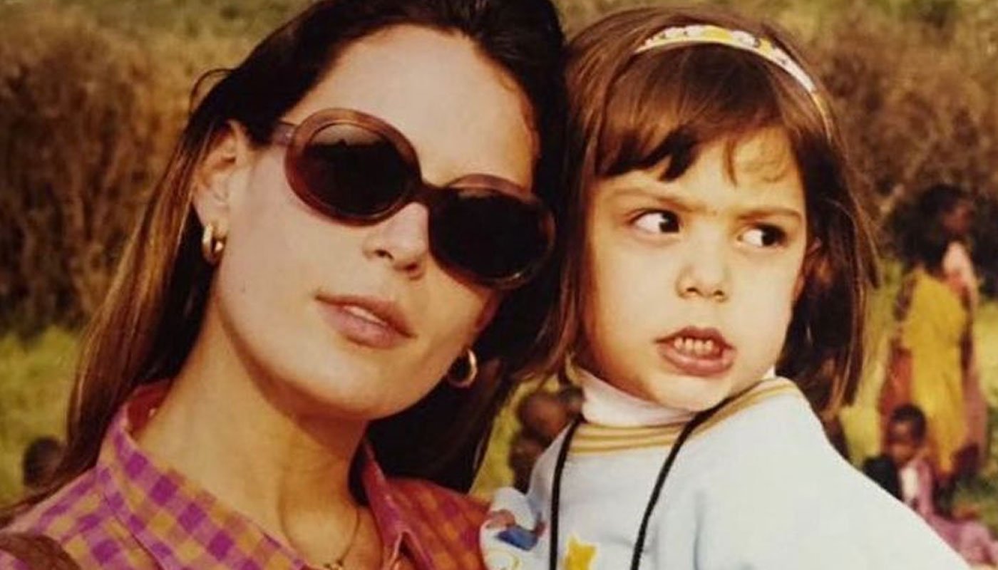 Filha mais velha de Carolina Ferraz está uma verdadeira cópia da mãe: são sócias em empresa