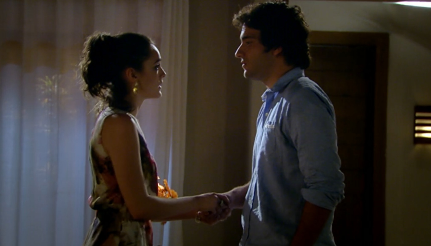 Cida (Isabelle Drummond) e Elano (Humberto Carrão) em