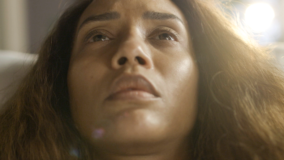 Clarice (Taís Araujo) acorda