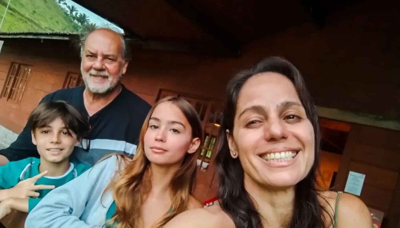 Claudia Mauro em foto com a família