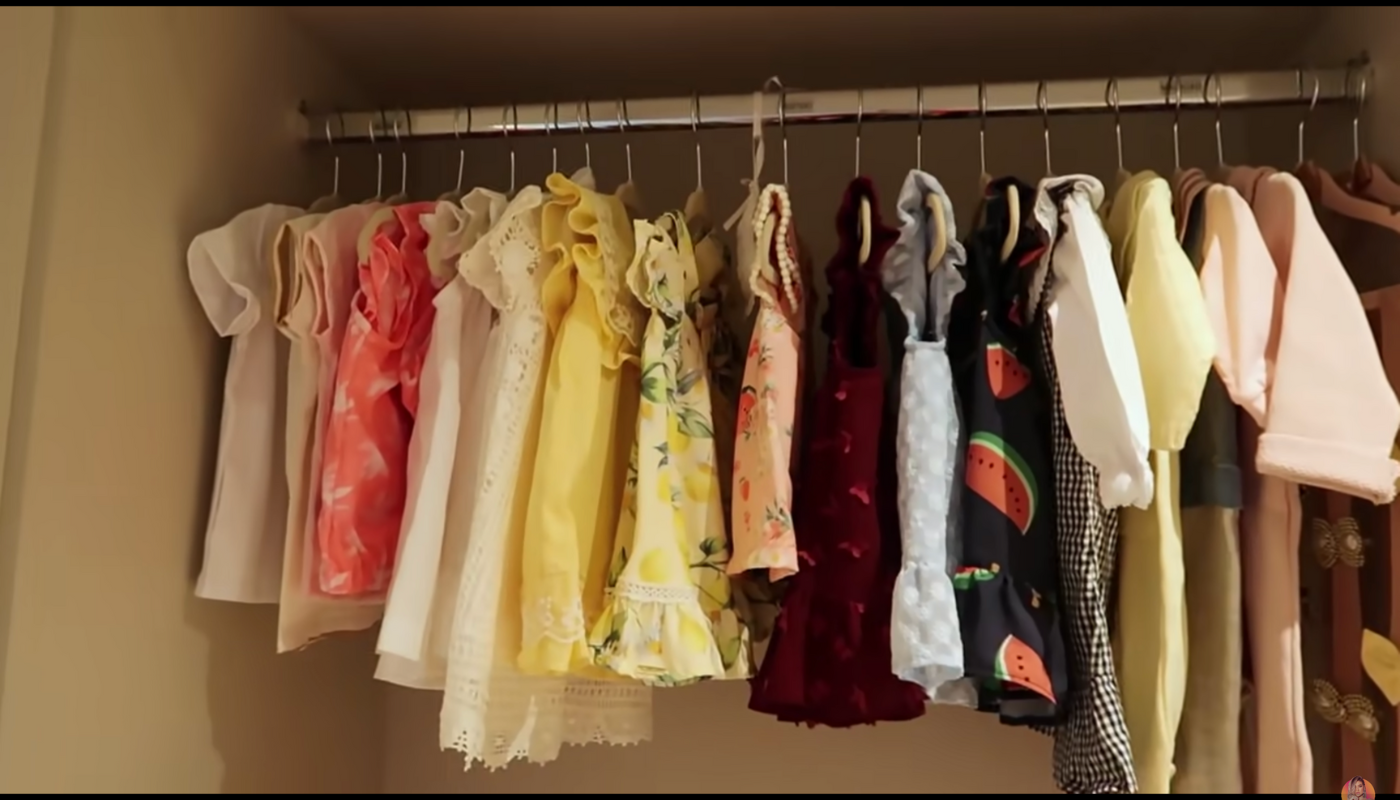 Poliana Rocha fez questão de deixar um espaço para as roupas das netas